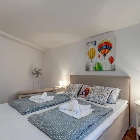 Rustic Hideaway - Happy *