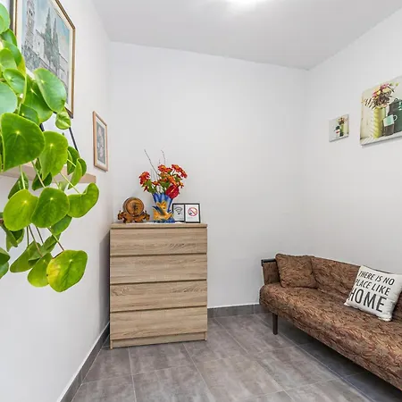 Rustic Hideaway - Happy *