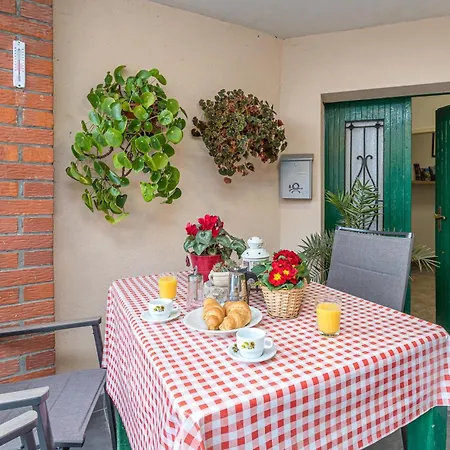 Rustic Hideaway - Happy *