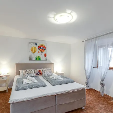 Hébergement de vacances Rustic Hideaway - Happy Črni Kal