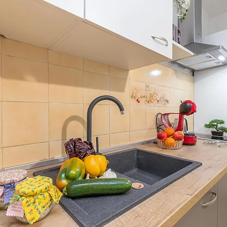 Rustic Hideaway - Happy *